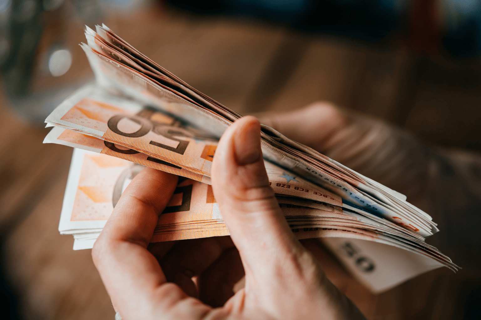 Person mit Liquidität dank des Liquiditätsservices mit Immobiliengarantie