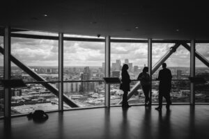Siluetas de personas observando la ciudad desde un mirador, hablando sobre opciones de capital privado y financiación con Palma Finance.