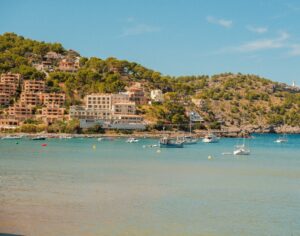 Bahía de Port de Sóller en Mallorca, donde Palma Finance gestiona financiación internacional para inversiones inmobiliarias en Baleares