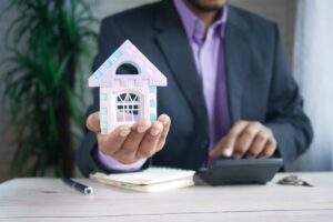 Palma Finance-Berater erläutert anhand eines Musterhauses die Vorteile von durch Immobilien auf den Balearen besicherten Krediten