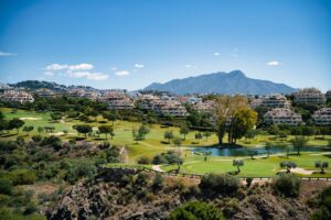 Golfplatz in Marbella, umgeben von Wohngebieten und Bergen – eine Region, in der Palma Finance privates Immobilienkapital anbietet