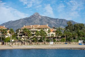 Propiedad frente al mar en Marbella con la montaña La Concha al fondo, ideal para préstamo privado con garantía inmobiliaria gestionado por Palma Finance
