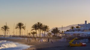 Atardecer en la playa de Marbella donde Palma Finance ofrece financiación alternativa a empresas con rating bajo